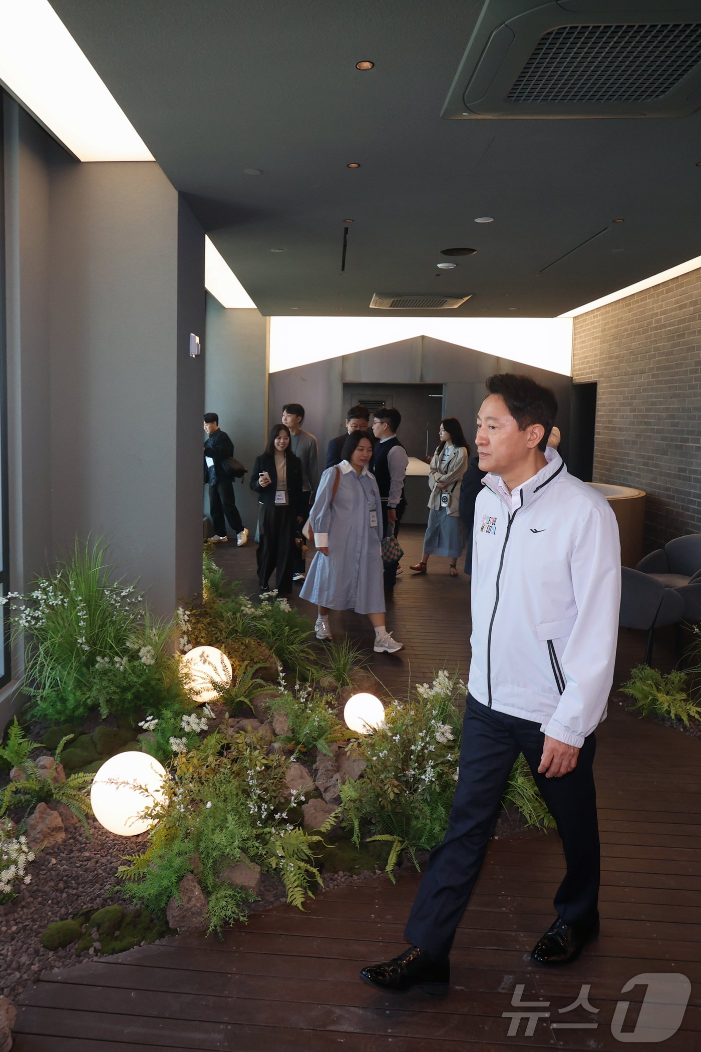 본문 이미지 - 오세훈 서울시장이 17일 오전 서울 강동구 둔촌동 올림픽파크포레온(둔촌주공 재건축)에서 '미리 내 집(장기전세주택Ⅱ)' 입주자 예정자들과 함께 현장을 둘러보고 있다.  2024.10.17/뉴스1 ⓒ News1 황기선 기자