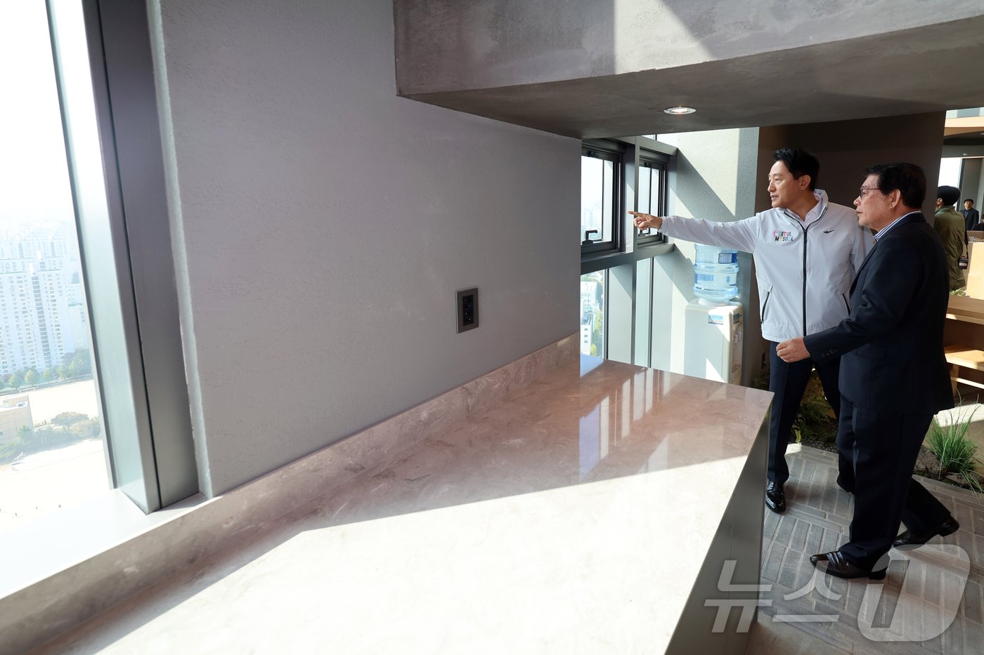 본문 이미지 - 오세훈 서울시장이 17일 오전 서울 강동구 둔촌동 올림픽파크포레온(둔촌주공 재건축)에서 '미리 내 집(장기전세주택Ⅱ)' 입주자 예정자들과 함께 현장을 둘러보고 있다. 2024.10.17/뉴스1 ⓒ News1 황기선 기자