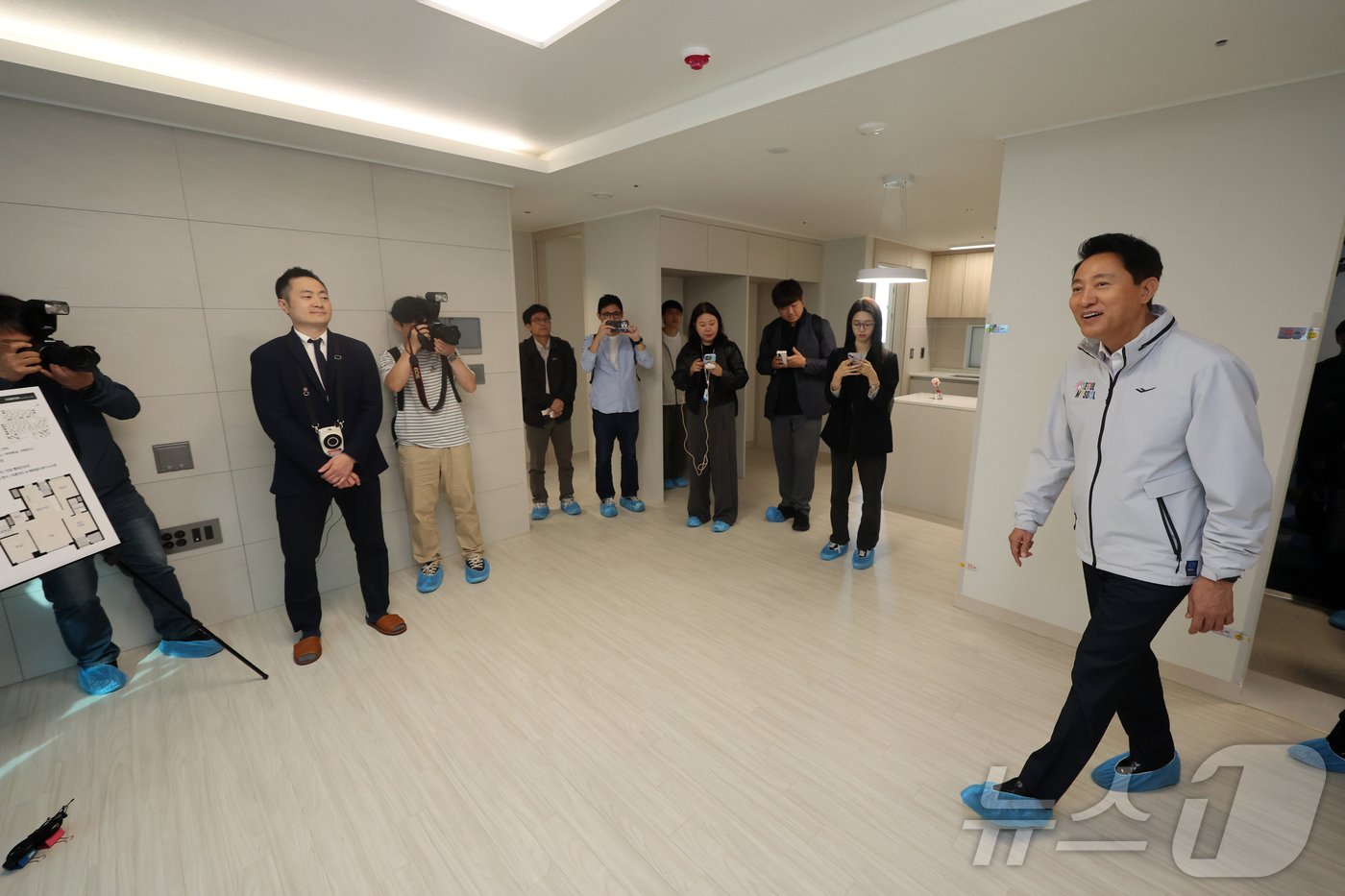 본문 이미지 - 오세훈 서울시장이 17일 오전 서울 강동구 둔촌동 올림픽파크포레온(둔촌주공 재건축)에서 '미리 내 집(장기전세주택Ⅱ)' 입주자 예정자들과 함께 현장을 둘러보고 있다.  2024.10.17/뉴스1 ⓒ News1 황기선 기자