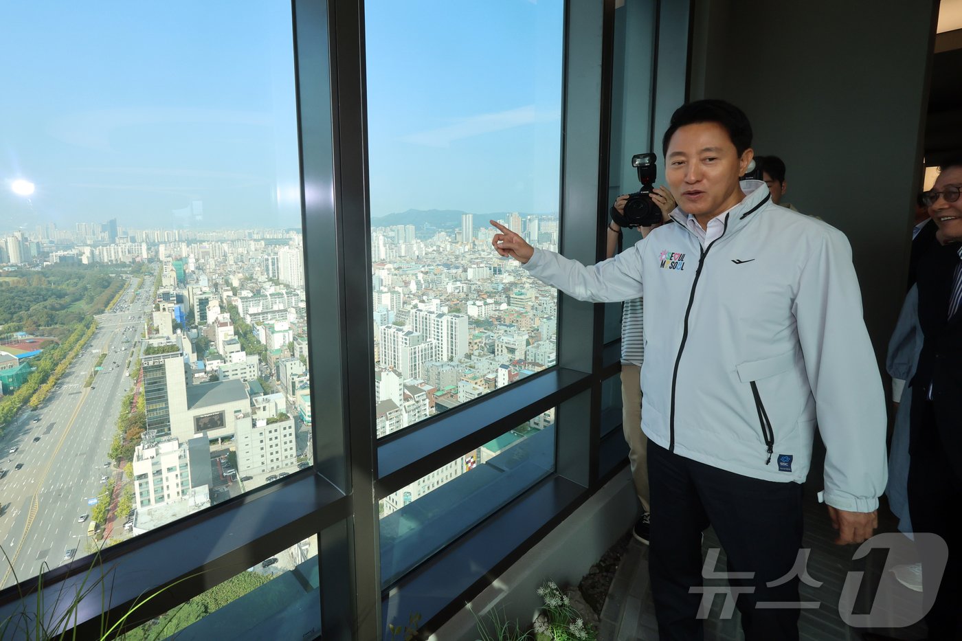 본문 이미지 - 오세훈 서울시장이 서울 강동구 둔촌동 올림픽파크포레온&#40;둔촌주공 재건축&#41;에서 &#39;미리 내 집&#40;장기전세주택Ⅱ&#41;&#39; 입주자 예정자들과 함께 현장을 둘러보고 있다. &#40;자료사진&#41; 2024.10.17/뉴스1 ⓒ News1 황기선 기자