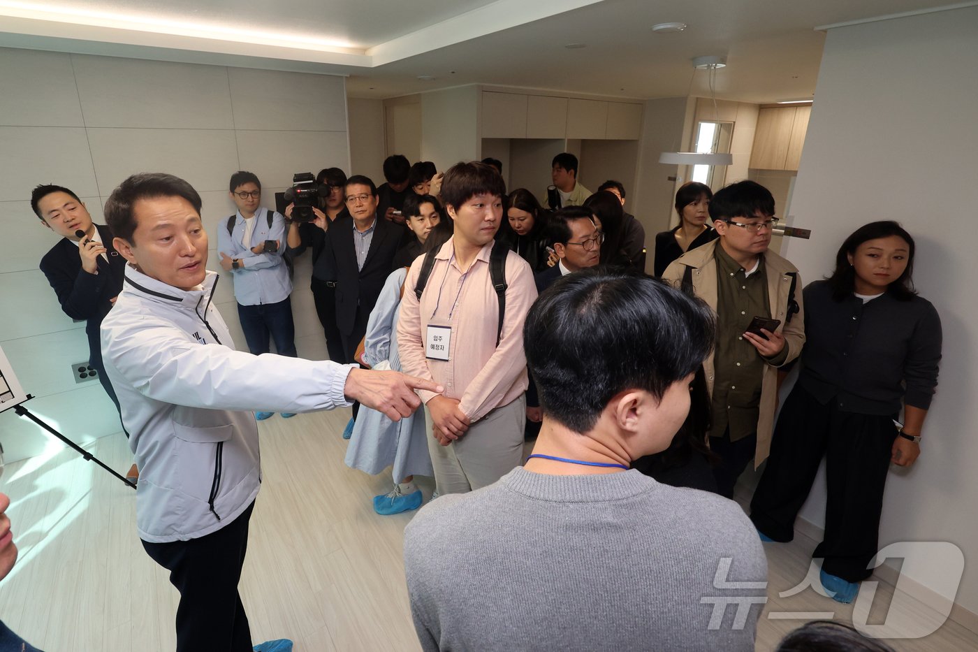 본문 이미지 - 오세훈 서울시장이 17일 오전 서울 강동구 둔촌동 올림픽파크포레온(둔촌주공 재건축)에서 '미리 내 집(장기전세주택Ⅱ)' 입주자 예정자들과 함께 현장을 둘러보고 있다. 2024.10.17/뉴스1 ⓒ News1 황기선 기자