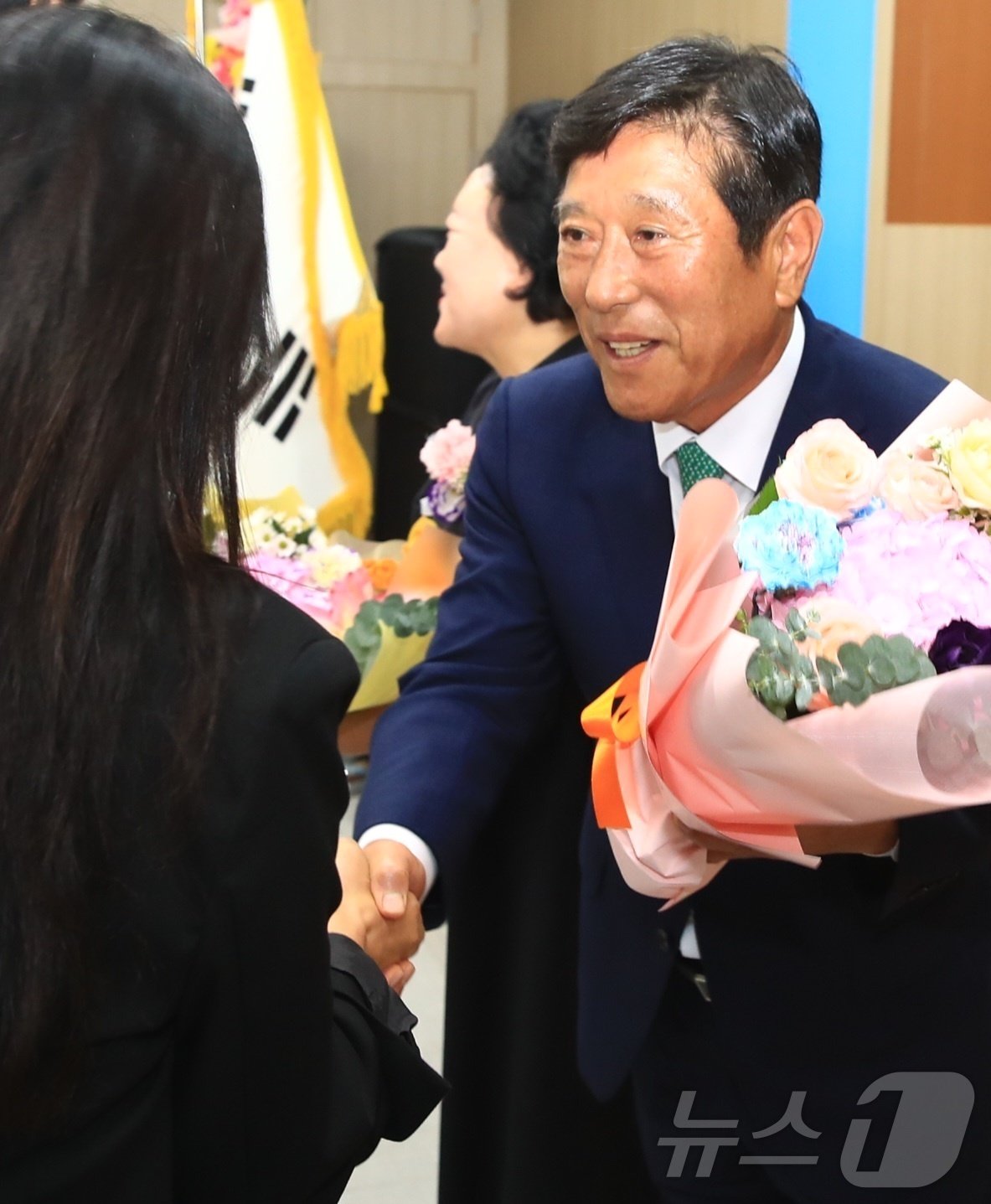 본문 이미지 - 조상래 곡성군수가 17일 오전 군청 소통마루에서 열린 취임식에서 축하 꽃다발을 받고 있다.(곡성군 제공)2024.10.17/뉴스1