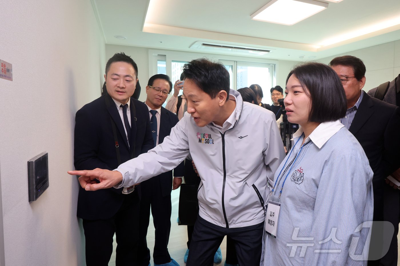 본문 이미지 - 오세훈 서울시장이 17일 오전 서울 강동구 둔촌동 올림픽파크포레온(둔촌주공 재건축)에서 '미리 내 집(장기전세주택Ⅱ)' 입주자 예정자들과 함께 현장을 둘러보고 있다.  2024.10.17/뉴스1 ⓒ News1 황기선 기자