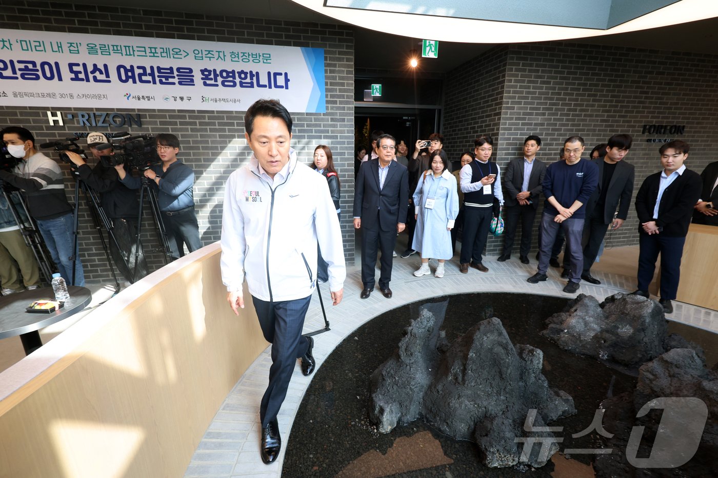 오세훈 서울시장이 17일 오전 서울 강동구 둔촌동 올림픽파크포레온&#40;둔촌주공 재건축&#41;에서 &#39;미리 내 집&#40;장기전세주택Ⅱ&#41;&#39; 입주자 예정자들과 함께 현장을 둘러보고 있다.  2024.10.17/뉴스1 ⓒ News1 황기선 기자