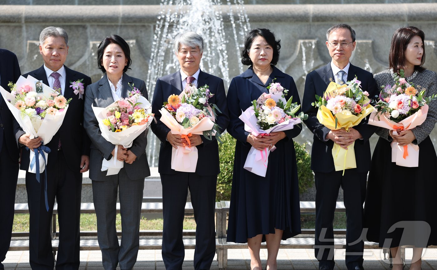 이종석 헌법재판소장, 이영진·김기영 헌법재판관이 17일 서울 종로구 헌법재판소 대강당에서 열린 퇴임식을 마치고 기념촬영을 하고 있다. 2024.10.17/뉴스1 ⓒ News1 김도우 기자