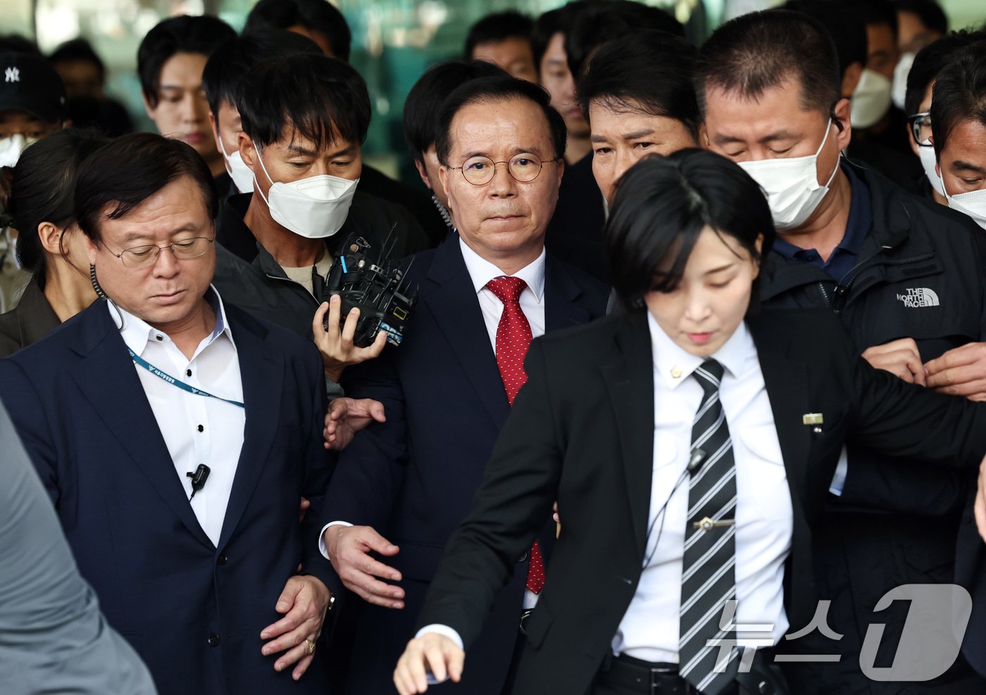 본문 이미지 - 업무상 과실치사(10·29 이태원 참사 부실 대응) 혐의로 기소된 김광호 전 서울경찰청장이 17일 오전 서울 마포구 서울서부지방법원에서 열린 1심 선고공판에서 무죄를 선고 받고 법원을 나서고 있다. 2024.10.17/뉴스1 ⓒ News1 구윤성 기자