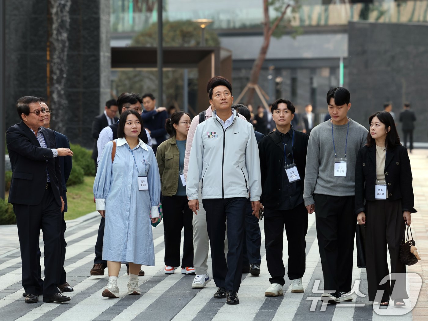 본문 이미지 - 오세훈 서울시장이 17일 오전 서울 강동구 둔촌동 올림픽파크포레온(둔촌주공 재건축)에서 '미리 내 집(장기전세주택Ⅱ)' 입주자 예정자들과 함께 현장을 둘러보고 있다. 신혼부부 300가구를 대상으로 모집한 ‘미리 내 집’은 이달 중 사전점검을 진행하고 오는 12월 입주를 진행할 예정이다. 2024.10.17/뉴스1 ⓒ News1 황기선 기자