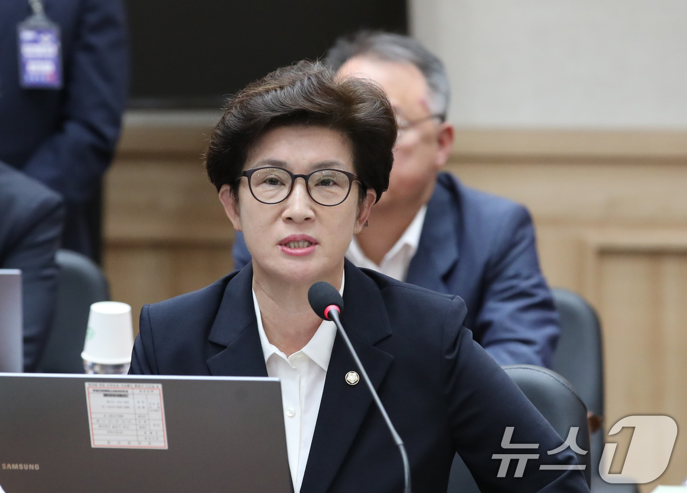 (계룡=뉴스1) 김기태 기자 = 강선영 국민의힘 위원이 17일 충남 계룡대에서 열린 국회 국방위원회의 육군본부에 대한 국정감사에서 질의하고 있다. 2024.10.17/뉴스1