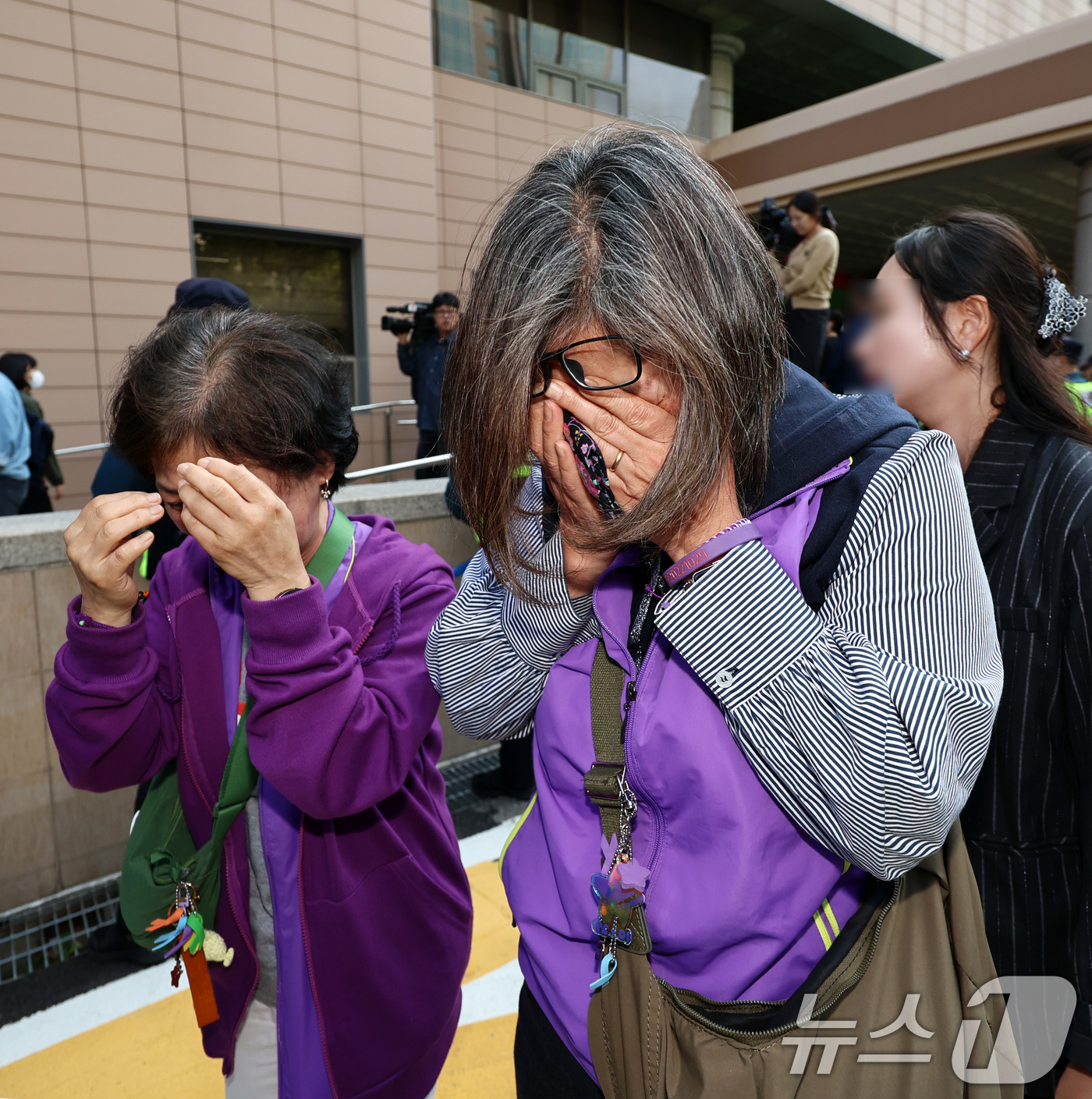 (서울=뉴스1) 구윤성 기자 = 10·29 이태원 참사 부실 대응 관련 업무상 과실치사 혐의로 기소된 김광호 전 서울경찰청장이 17일 오전 서울 마포구 서울서부지방법원에서 열린 1 …