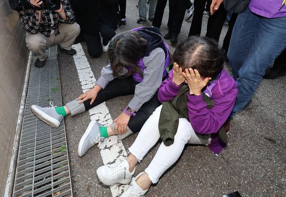 "으아아아아!"…김광호 무죄 선고에 법정 가득 메운 보랏빛 울분