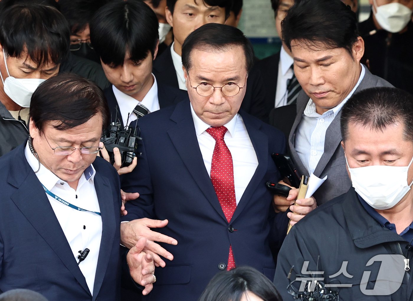 본문 이미지 - 10·29 이태원 참사 부실 대응 관련 업무상 과실치사 혐의로 기소된 김광호 전 서울경찰청장이 17일 오전 서울 마포구 서울서부지방법원에서 열린 1심 선고공판에서 무죄를 선고 받고 법원을 나서고 있다. 2024.10.17/뉴스1 ⓒ News1 구윤성 기자