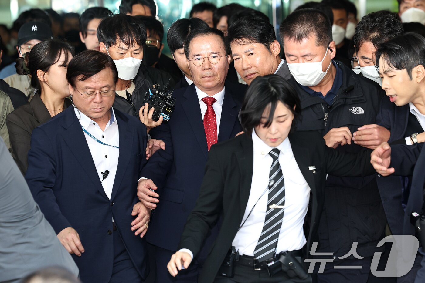 본문 이미지 - 10·29 이태원 참사 부실 대응 관련 업무상 과실치사 혐의로 기소된 김광호 전 서울경찰청장이 17일 오전 서울 마포구 서울서부지방법원에서 열린 1심 선고공판에서 무죄를 선고 받고 법원을 나서고 있다. 2024.10.17/뉴스1 ⓒ News1 구윤성 기자