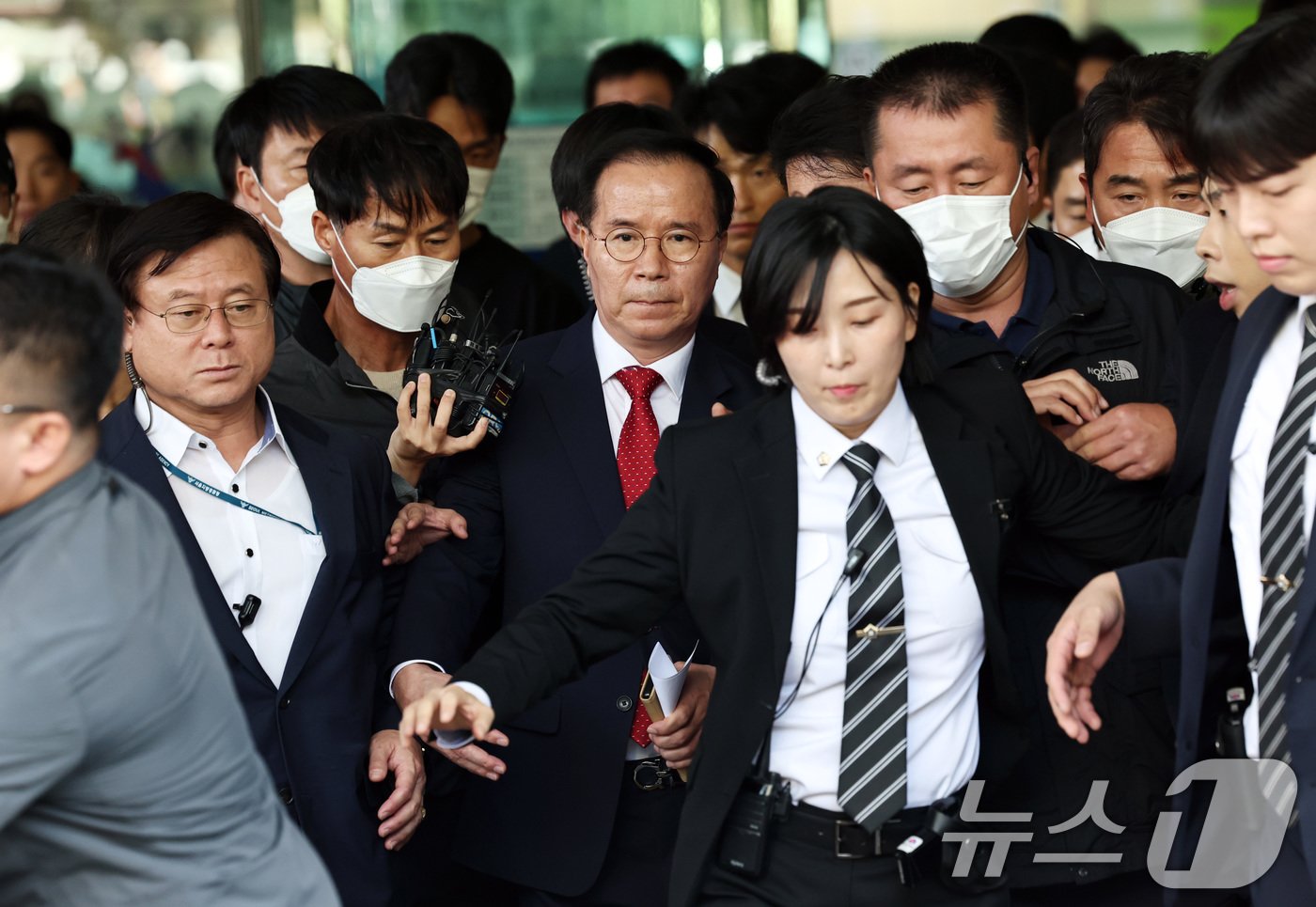 본문 이미지 - 10·29 이태원 참사 부실 대응 관련 업무상 과실치사 혐의로 기소된 김광호 전 서울경찰청장이 17일 오전 서울 마포구 서울서부지방법원에서 열린 1심 선고공판에서 무죄를 선고 받고 법원을 나서고 있다. 2024.10.17/뉴스1 ⓒ News1 구윤성 기자