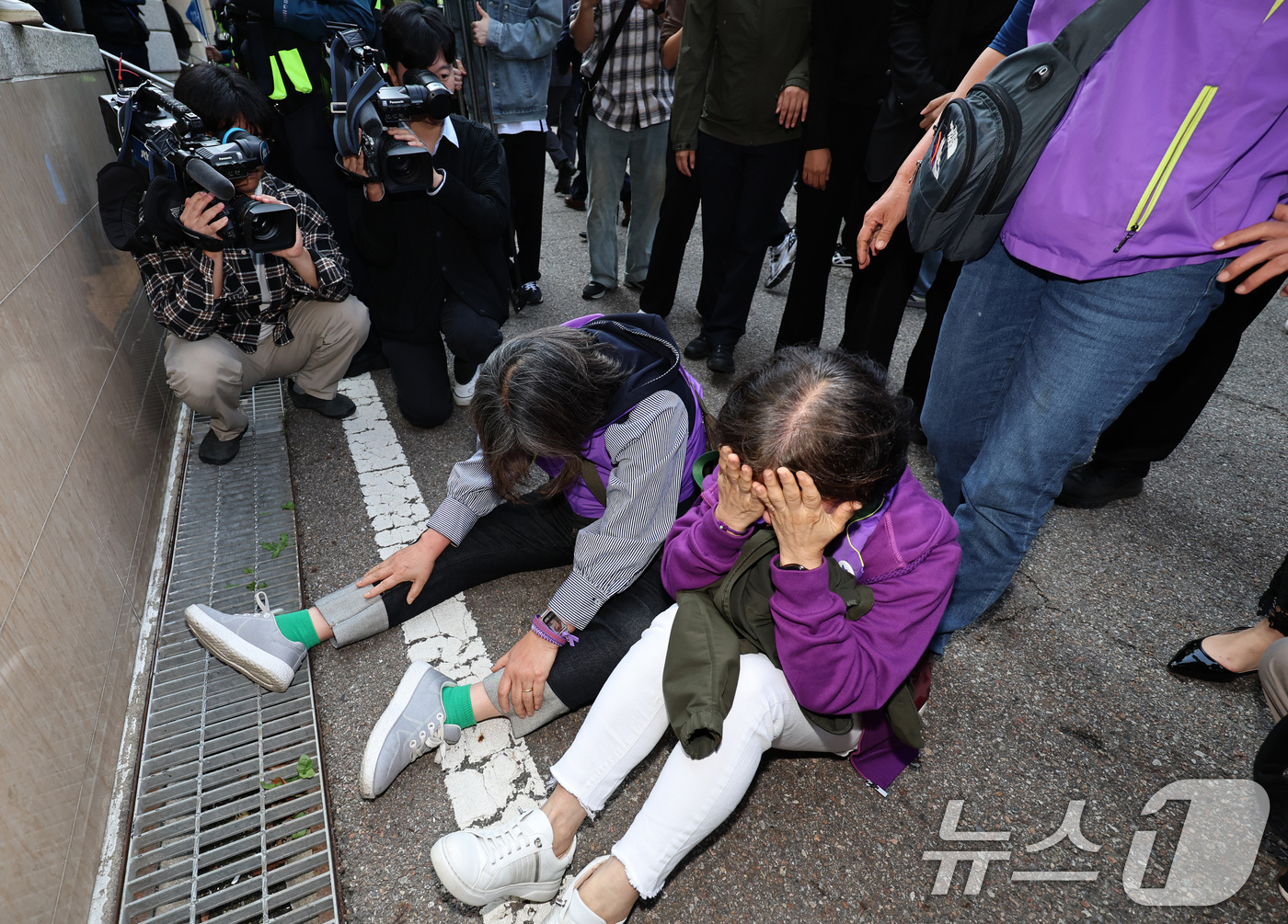 (서울=뉴스1) 구윤성 기자 = 10·29 이태원 참사 부실 대응 관련 업무상 과실치사 혐의로 기소된 김광호 전 서울경찰청장이 17일 오전 서울 마포구 서울서부지방법원에서 열린 1 …