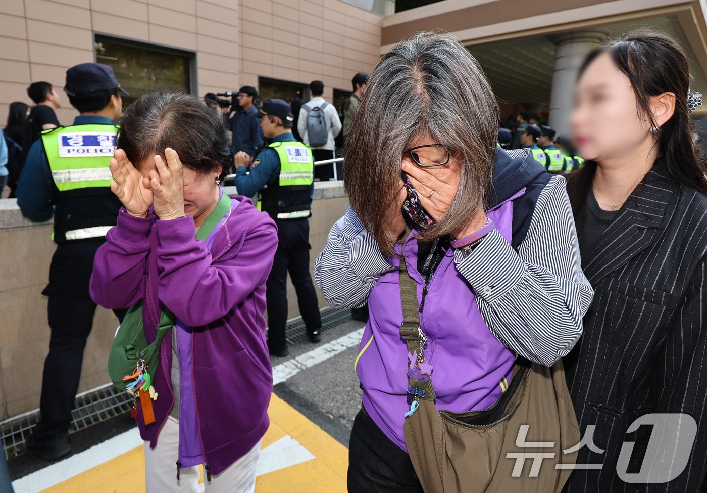 본문 이미지 - 10·29 이태원 참사 부실 대응 관련 업무상 과실치사 혐의로 기소된 김광호 전 서울경찰청장이 17일 오전 서울 마포구 서울서부지방법원에서 열린 1심 선고공판에서 무죄를 선고 받자 희생자 유가족들이 눈물 흘리고 있다. 2024.10.17/뉴스1 ⓒ News1 구윤성 기자