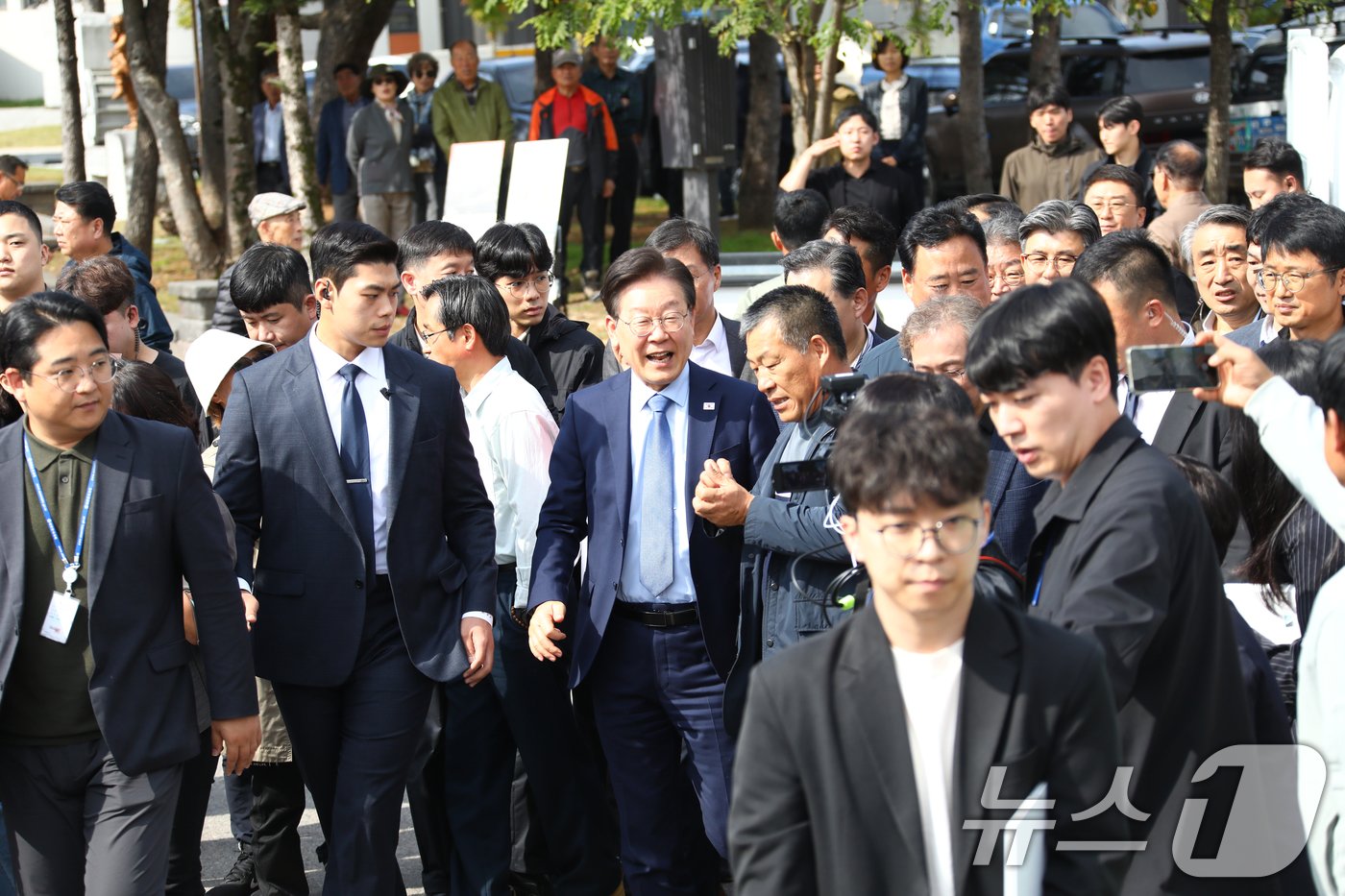 이재명 더불어민주당 당대표가 17일 강원도 평창군 봉평재래시장을 방문해 치솟는 밥상 물가로 인해 어려움을 겪는 주민들을 만나 이야기를 나누고 있다. 2024.10.17/뉴스1 ⓒ News1 권현진 기자