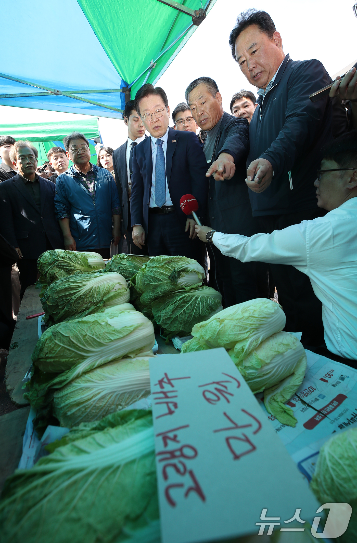 (평창=뉴스1) 권현진 기자 = 이재명 더불어민주당 당대표가 17일 강원도 평창군 봉평재래시장을 방문해 치솟는 밥상 물가로 인해 어려움을 겪는 주민들을 만나 이야기를 나누고 있다. …