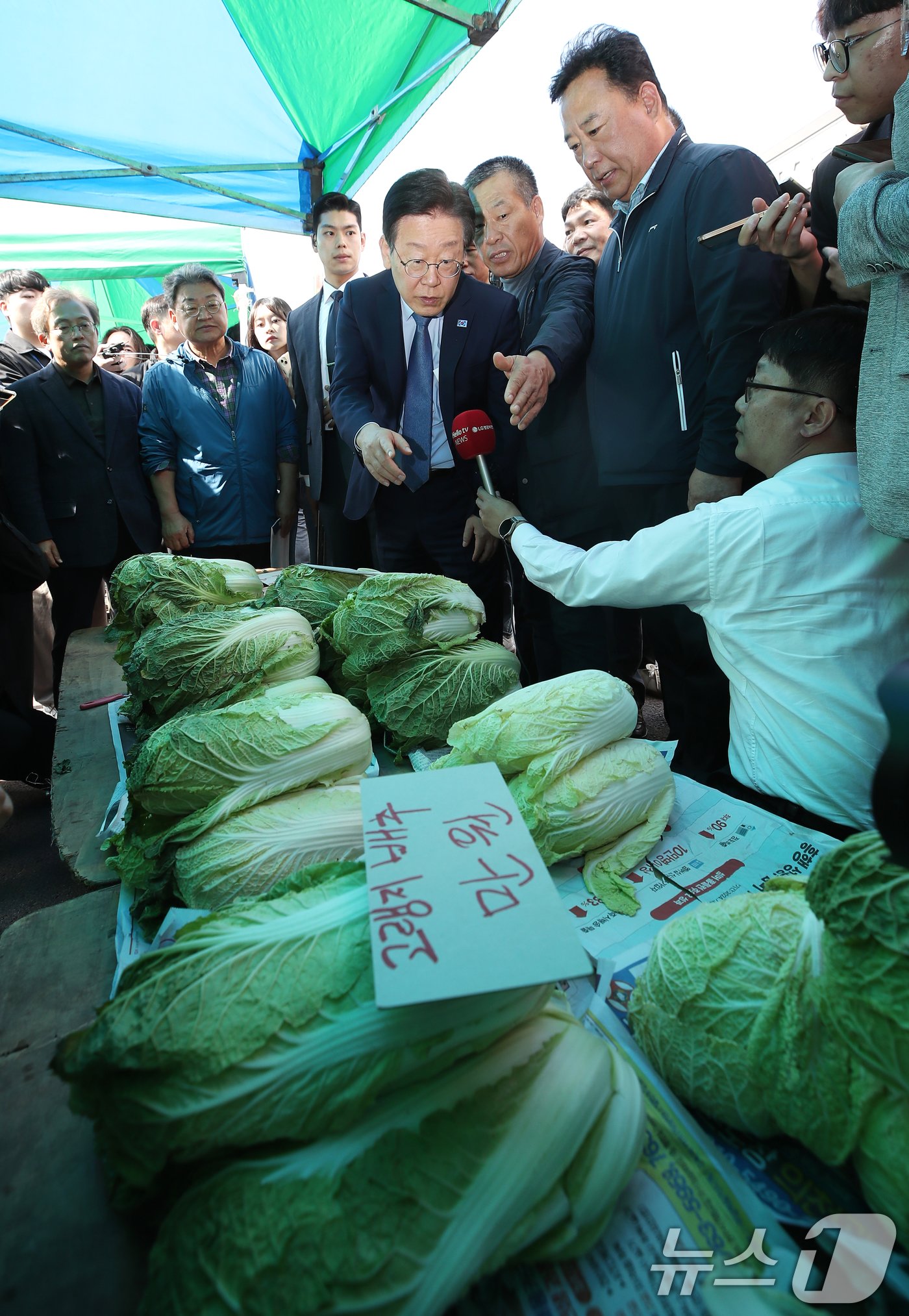 본문 이미지 - 이재명 더불어민주당 당대표가 17일 강원도 평창군 봉평재래시장을 방문해 치솟는 밥상 물가로 인해 어려움을 겪는 주민들을 만나 이야기를 나누고 있다. 2024.10.17/뉴스1 ⓒ News1 권현진 기자