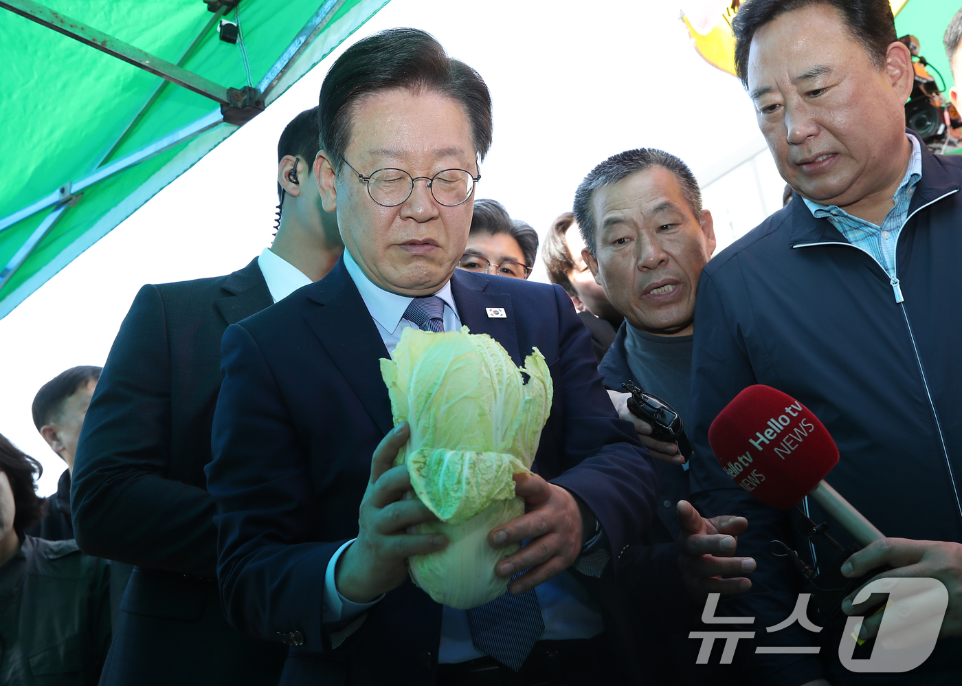 (평창=뉴스1) 권현진 기자 = 이재명 더불어민주당 당대표가 17일 강원도 평창군 봉평재래시장을 방문해 치솟는 밥상 물가로 인해 어려움을 겪는 주민들을 만나 이야기를 나누고 있다. …