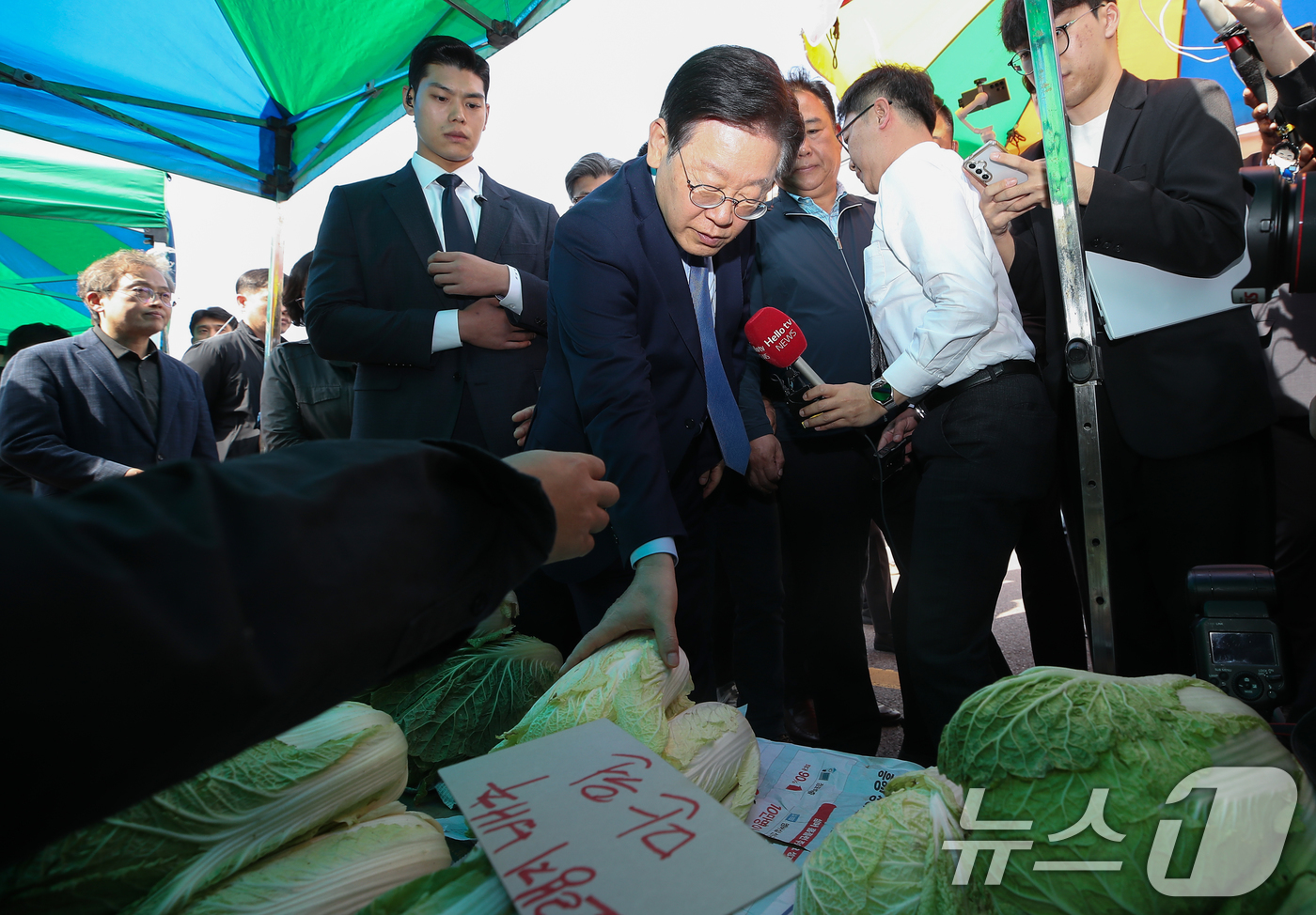 (평창=뉴스1) 권현진 기자 = 이재명 더불어민주당 당대표가 17일 강원도 평창군 봉평재래시장을 방문해 치솟는 밥상 물가로 인해 어려움을 겪는 주민들을 만나 이야기를 나누고 있다. …