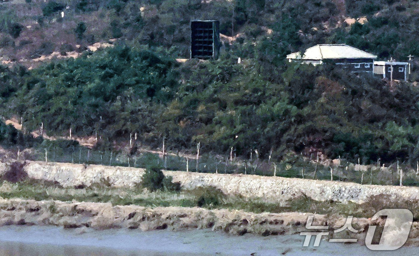 본문 이미지 - 북한이 경의선·동해선 남북 연결도로의 북측 구간 일부를 폭파하며 대한민국을 적대국가로 규정한 내용을 담아 헌법을 개정한 것으로 파악된 17일 경기도 파주시 오두산 통일전망대에서 바라본 북한 황해북도 개풍군 해안가에 대남 확성기가 설치돼 있다. 2024.10.17/뉴스1 ⓒ News1 이동해 기자