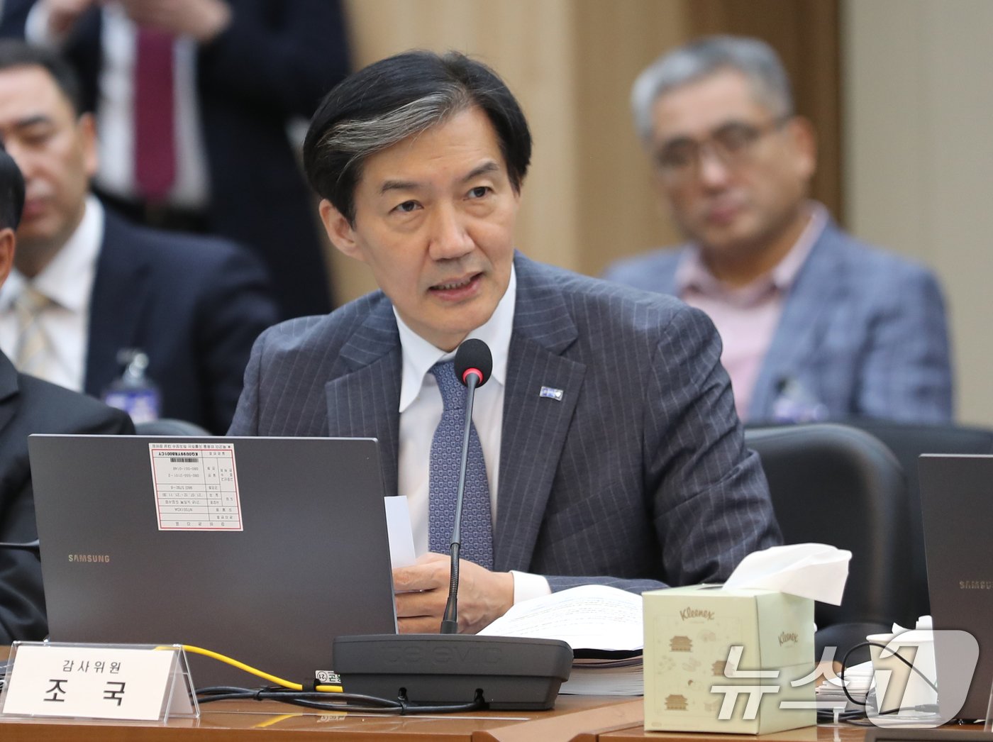본문 이미지 - 조국 조국혁신당 대표가 17일 충남 계룡대에서 열린 국회 국방위원회의 육군본부에 대한 국정감사에서 질의하고 있다. 2024.10.17/뉴스1 ⓒ News1 김기태 기자
