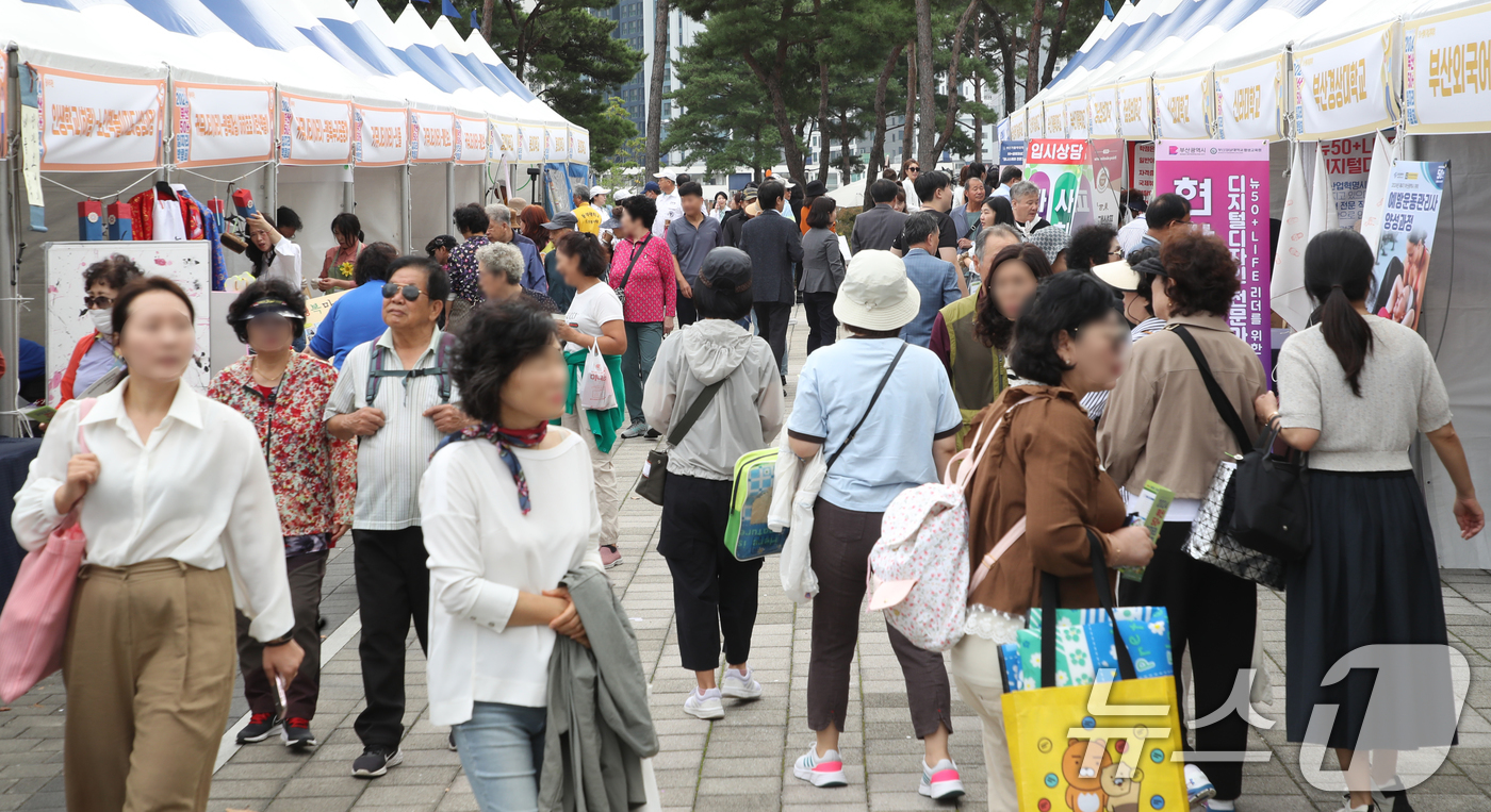 (부산=뉴스1) 윤일지 기자 = 17일 부산진구 부산시민공원 다솜관 일대에서 열린 '2024 부산 50+일자리박람회'가 구직자들로 붐비고 있다.신중년 세대의 인생 2막 도전을 지원 …