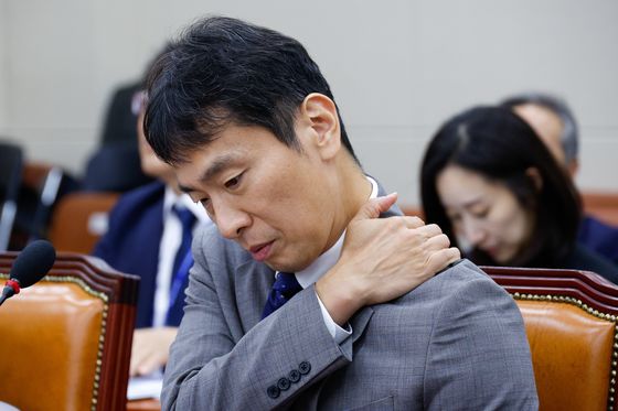 국감 도마에 오른 이복현의 '입'…"자중하겠다"(종합)