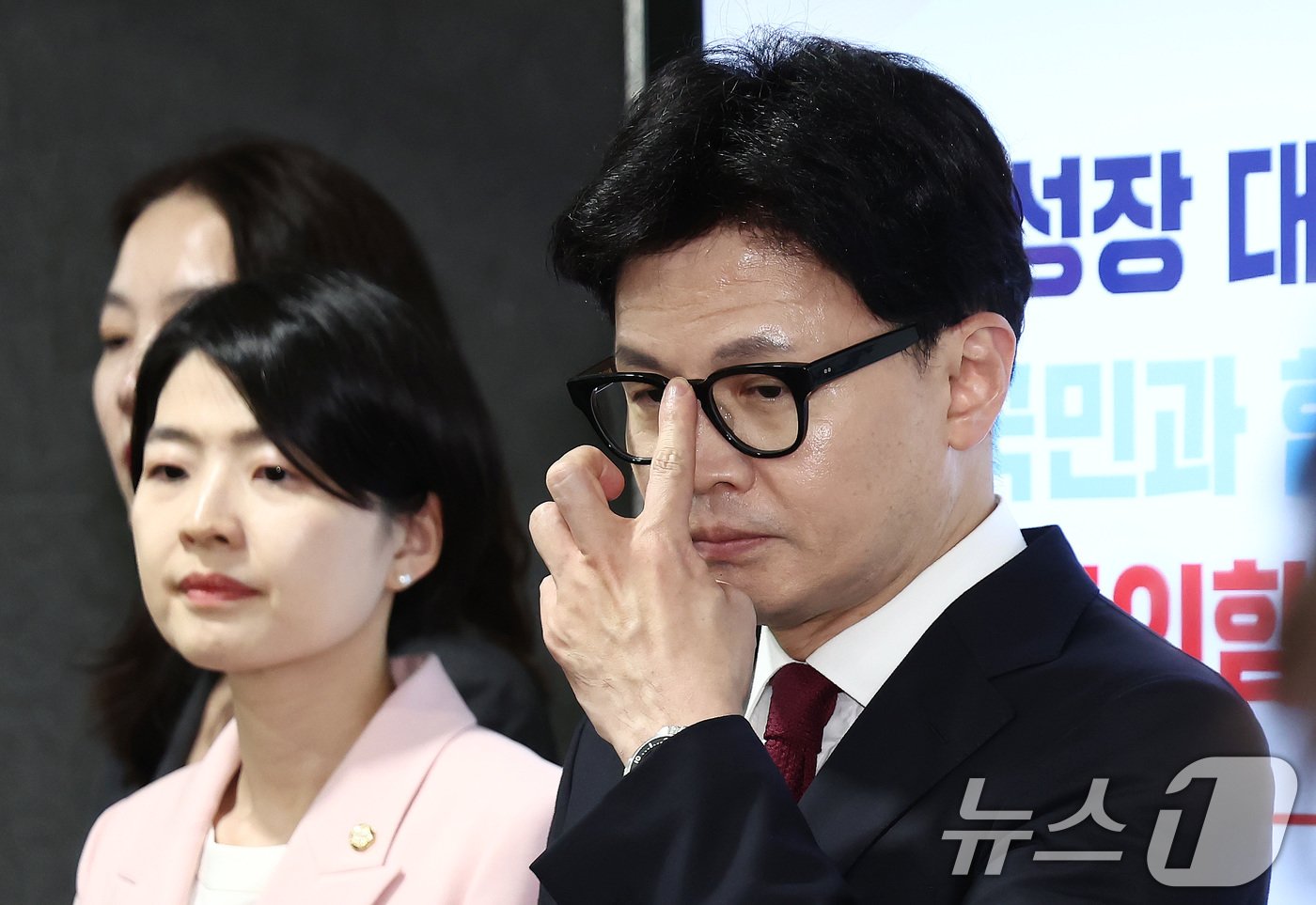 본문 이미지 - 한동훈 국민의힘 대표가 17일 오후 서울 여의도 국회 의원회관에서 취재진 질의에 답변도중 안경을 고쳐쓰고 있다. 2024.10.17/뉴스1 ⓒ News1 김민지 기자