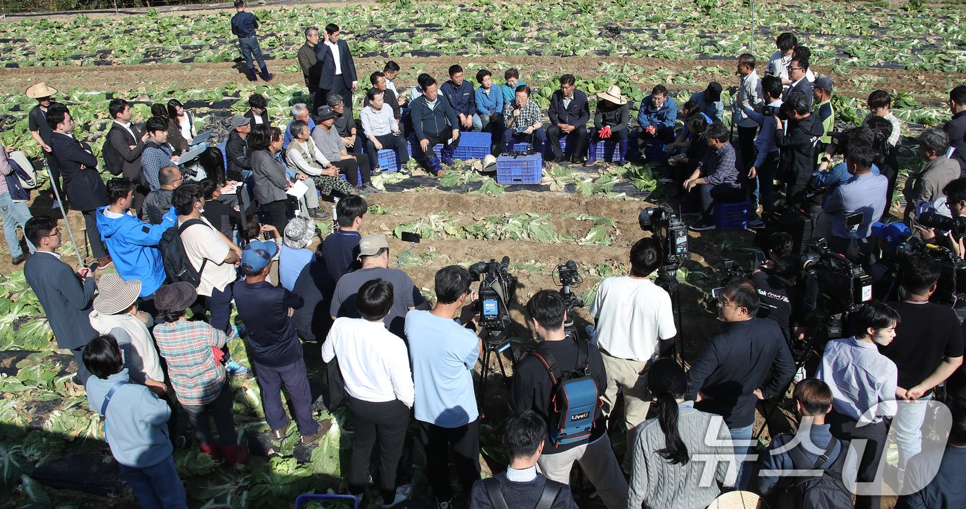 본문 이미지 - 이재명 더불어민주당 당대표가 17일 강원도 평창군 방림면 일대 배추밭에서 배추값 안정화를 위한 기자간담회를 하고 있다. 2024.10.17/뉴스1 ⓒ News1 권현진 기자