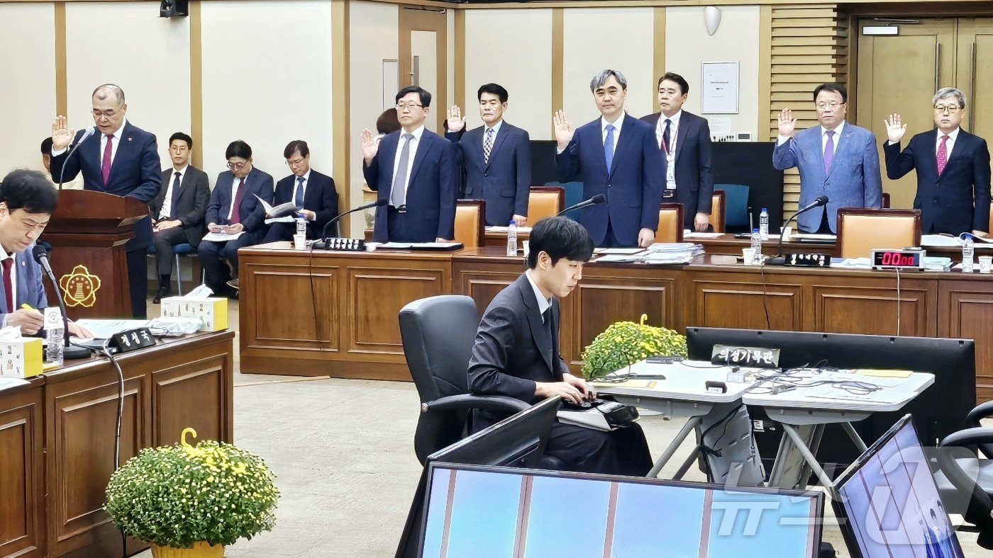 본문 이미지 - 국회 교육위원회 감사2반이 17일 오후 경북대 글로벌프라자 경하홀에서 경북대, 강원대, 경북대병원(치과병원), 강원대병원, 강릉원주대 치과병원을 대상으로 국정감사를 실시하고 있다. 2024.10.17/뉴스1 ⓒ News1 남승렬 기자