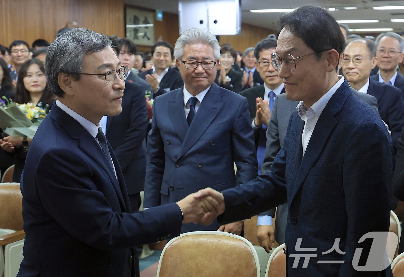 정근식 신임 서울특별시교육감이 17일 오후 서울 종로구 송월길 서울특별시교육청 강당에서 열린 취임식에서 조희연 전 교육감과 인사를 나누고 있다. 2024.10.17/뉴스1 ⓒ News1 박정호 기자