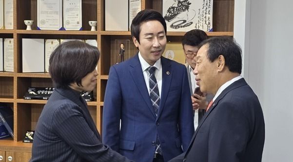 '업무 복귀' 최민호 세종시장, 임채성 의장실 방문