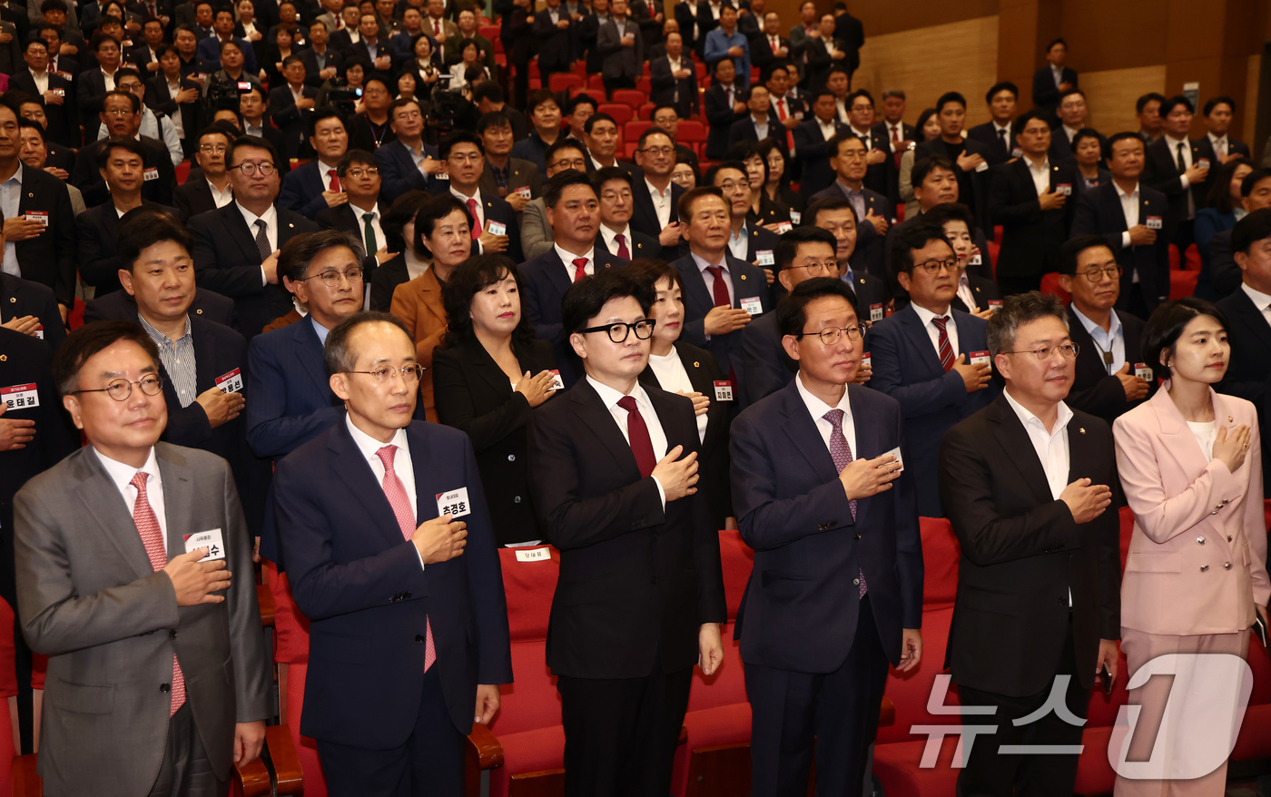 (서울=뉴스1) 김민지 기자 = 국민의힘 한동훈 대표와 추경호 원내대표 등 참석자들이 17일 오후 서울 여의도 국회 의원회관에서 열린 2024 전국 광역의원 연수에서 국민의례를 하 …