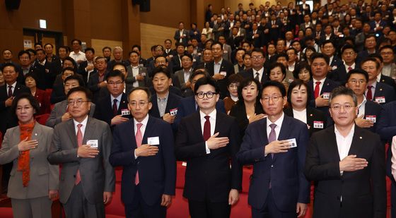 국민의힘 지도부, 전국에서 모인 광역의원들과 함께