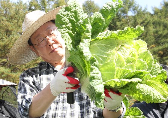 선거 끝 배추밭 달려간 이재명 "농작물 수입 할당권도 거부권 하려나?"