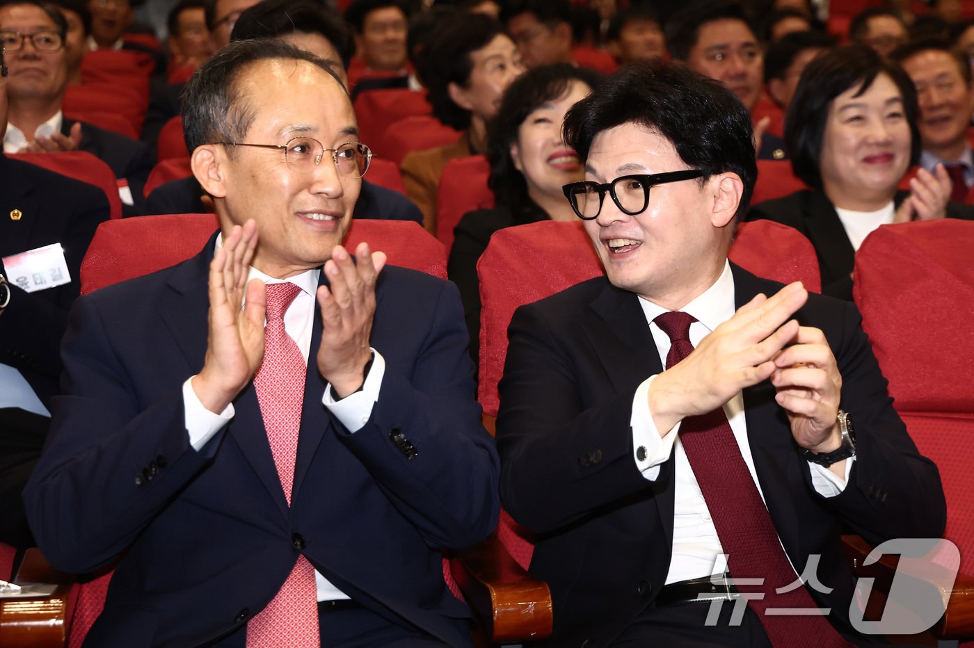 국민의힘 한동훈 대표와 추경호 원내대표가 17일 오후 서울 여의도 국회 의원회관에서 열린 2024 전국 광역의원 연수에서 대화하고 있다. 2024.10.17/뉴스1 ⓒ News1 김민지 기자