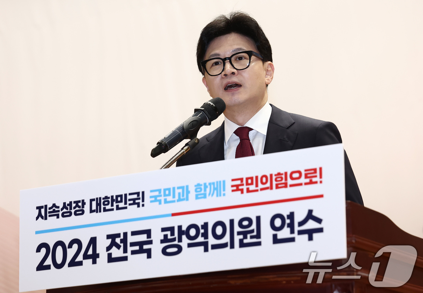 (서울=뉴스1) 김민지 기자 = 한동훈 국민의힘 대표가 17일 오후 서울 여의도 국회 의원회관에서 열린 2024 전국 광역의원 연수에서 인사말을 하고 있다. 2024.10.17/뉴 …