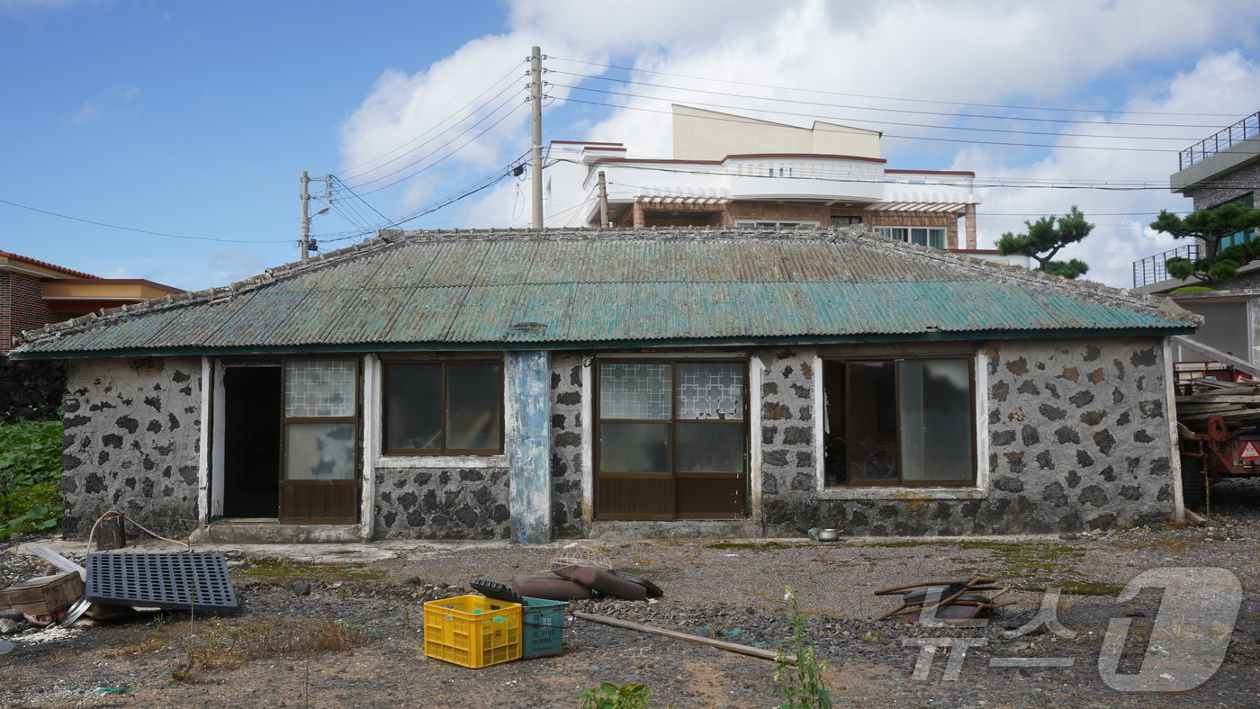 본문 이미지 - 제주시 한림읍에 있는 '월령바당집'의 리모델링 전 모습(다자요 제공)