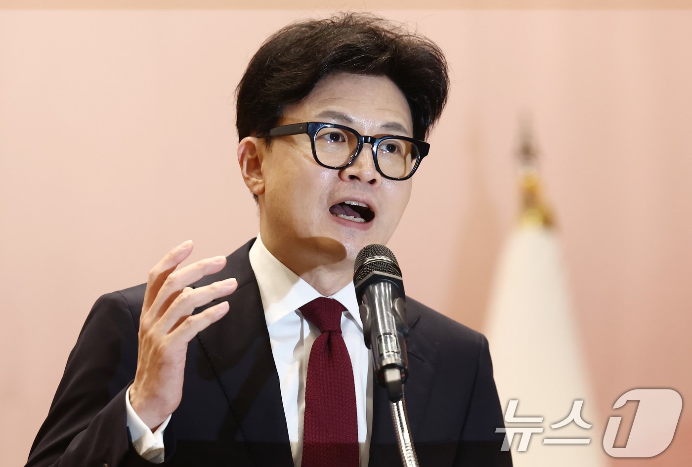 본문 이미지 - 한동훈 국민의힘 대표가 17일 오후 서울 여의도 국회 의원회관에서 열린 2024 전국 광역의원 연수에서 인사말을 하고 있다. 2024.10.17/뉴스1 ⓒ News1 김민지 기자