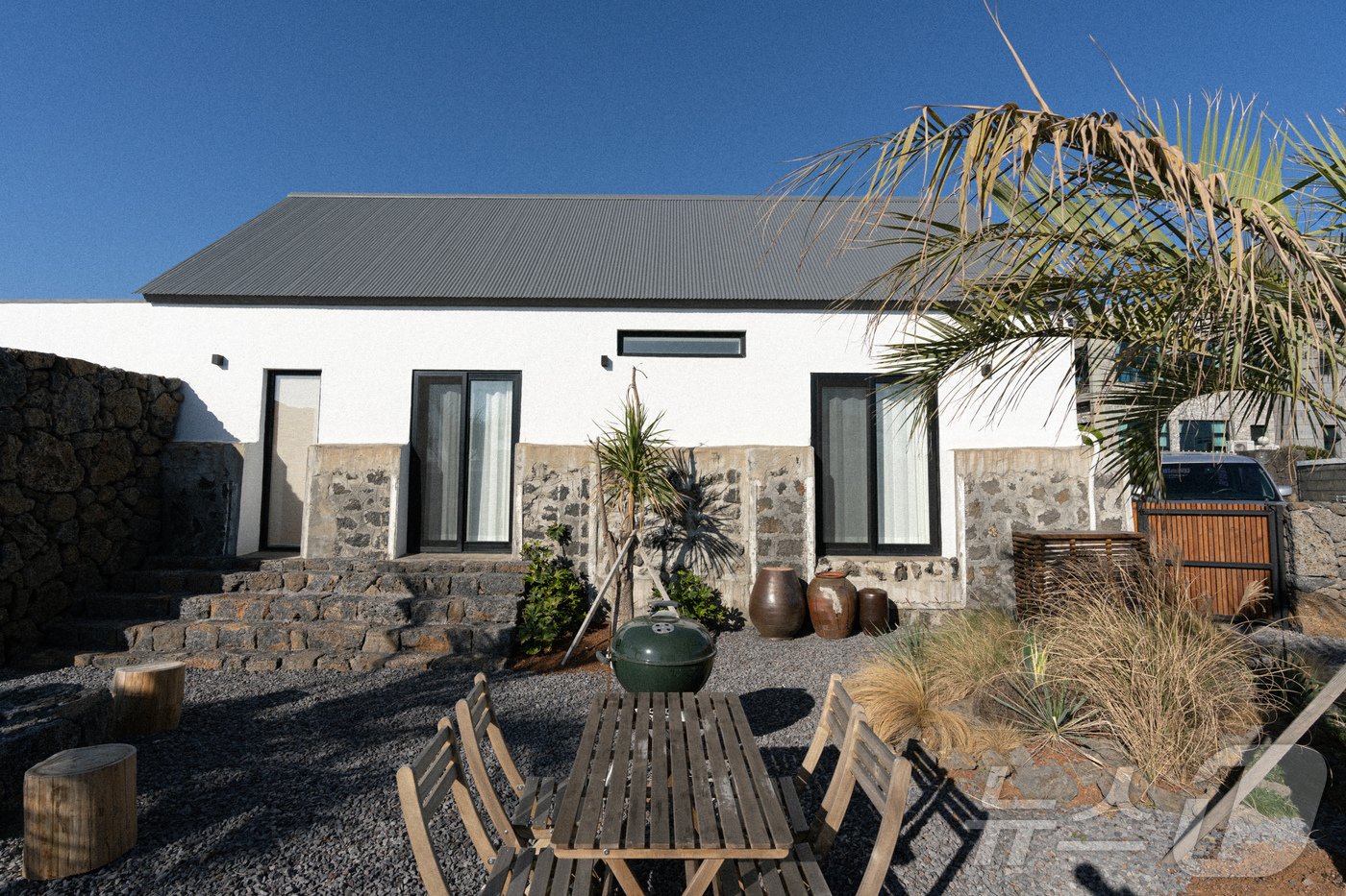 본문 이미지 - 제주시 한림읍에 있는 '월령바당집'. 빈집을 리모델링해 외관을 현대식으로 바꿨다.(다자요 제공)