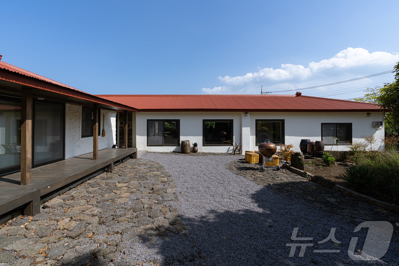 본문 이미지 - 제주 서귀포시 표선면에 있는 '하천 바람집 안거리'. 영화배우 류승룡 씨가 주주로서 리모델링 작업에 참여했다.(다자요 제공)