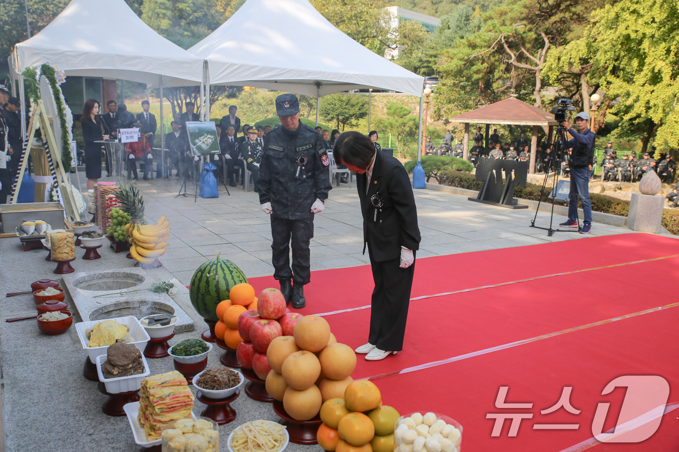 (서울=뉴스1) = 강정애 국가보훈부 장관이 17일 오전 경기 성남시 수정구에서 열린 제17회 특수임무전사자 합동위령제에서 묵념하고 있다. (국가보훈부 제공) 2024.10.17/ …