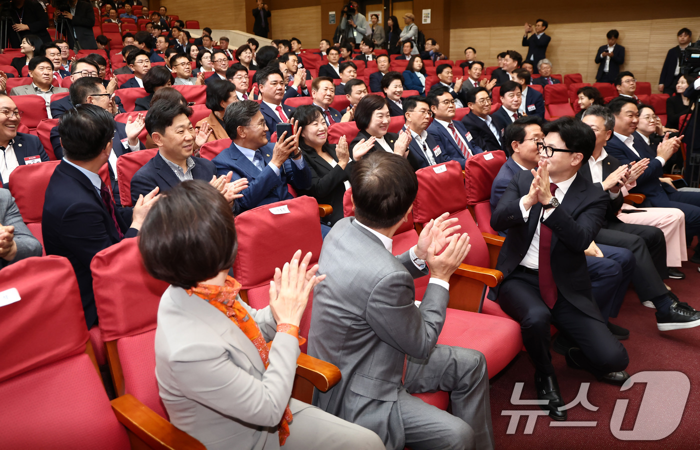 (서울=뉴스1) 김민지 기자 = 한동훈 국민의힘 대표(오른쪽)가 17일 오후 서울 여의도 국회 의원회관에서 열린 2024 전국 광역의원 연수에서 의원들의 박수를 받고 있다. 202 …