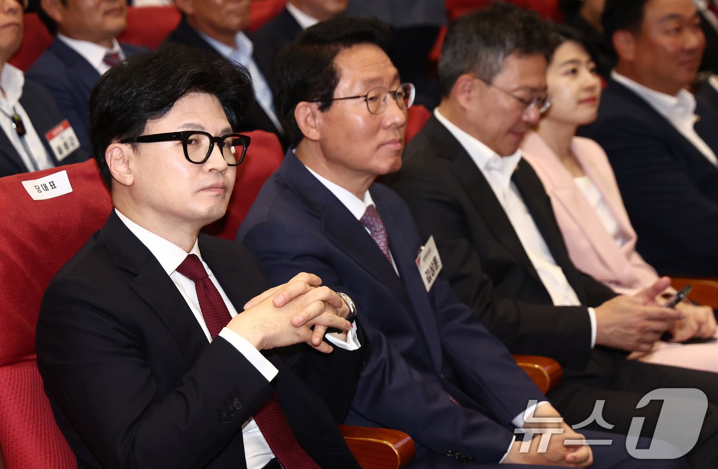 본문 이미지 - 한동훈 국민의힘 대표가 17일 오후 서울 여의도 국회 의원회관에서 열린 2024 전국 광역의원 연수에 참석해 자리하고 있다. 2024.10.17/뉴스1 ⓒ News1 김민지 기자