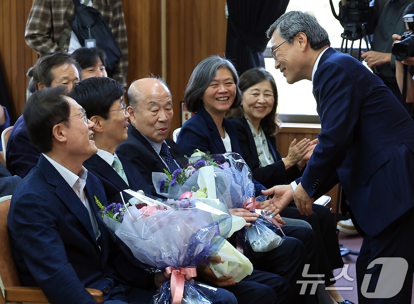 (서울=뉴스1) 박정호 기자 = 정근식 신임 서울특별시교육감(오른쪽)이 17일 오후 서울 종로구 송월길 서울특별시교육청 강당에서 열린 취임식에서 전국여성노조 및 교육공무직노조원들에 …