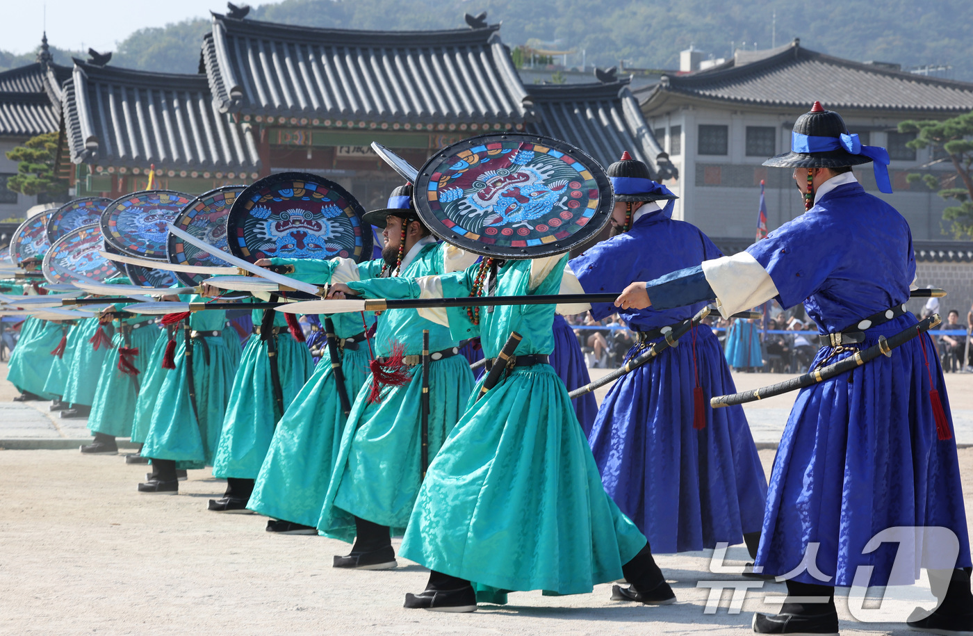 (서울=뉴스1) 신웅수 기자 = 17일 오후 서울 경복궁에서 궁궐 호위군 사열의식인 '첩종(疊鐘)'이 재현되고 있다.국가유산청 궁능유적본부와 한국문화재재단은 오는 18일부터 20일 …