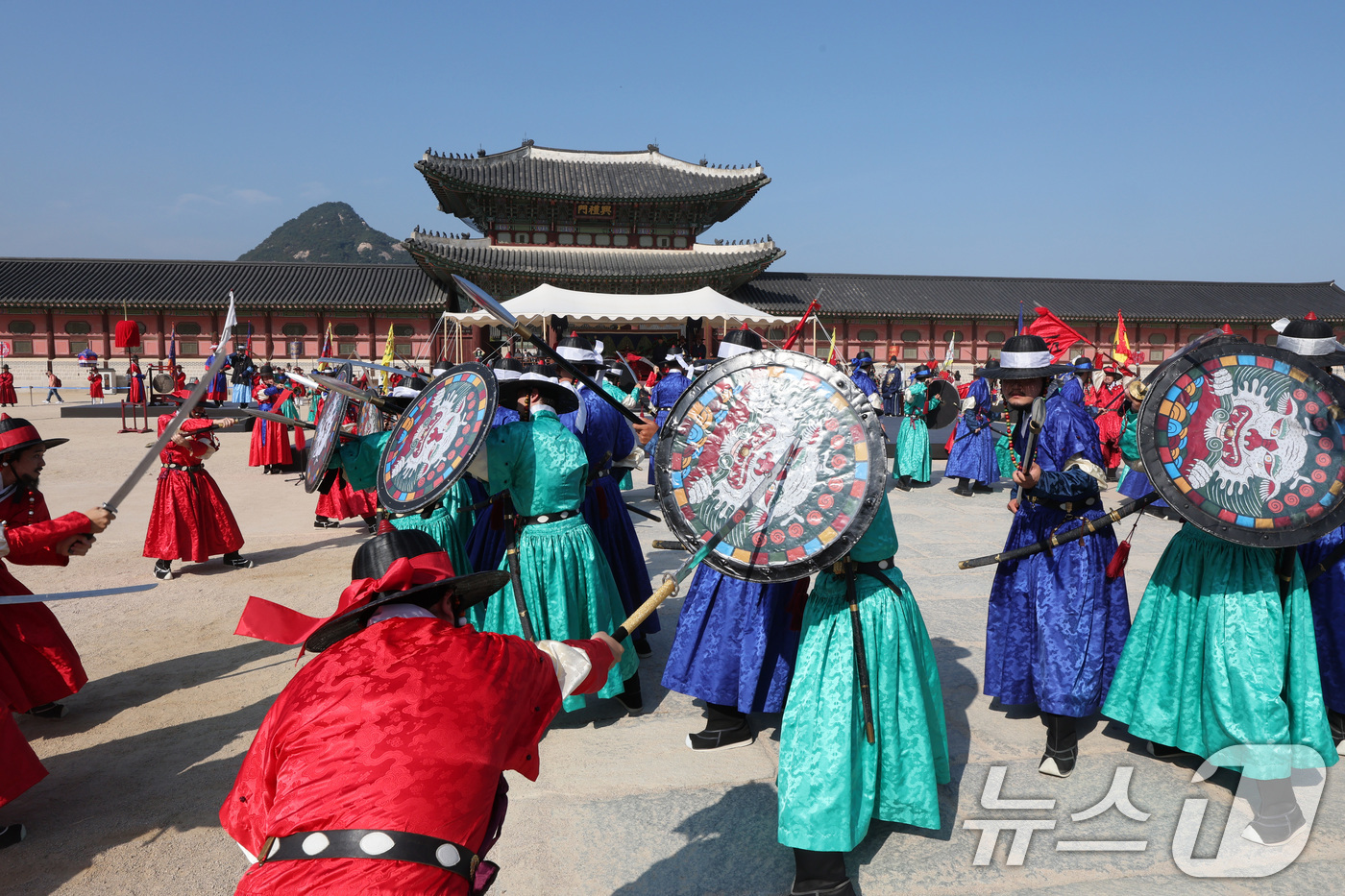 (서울=뉴스1) 신웅수 기자 = 17일 오후 서울 경복궁에서 궁궐 호위군 사열의식인 '첩종(疊鐘)'이 재현되고 있다.국가유산청 궁능유적본부와 한국문화재재단은 오는 18일부터 20일 …