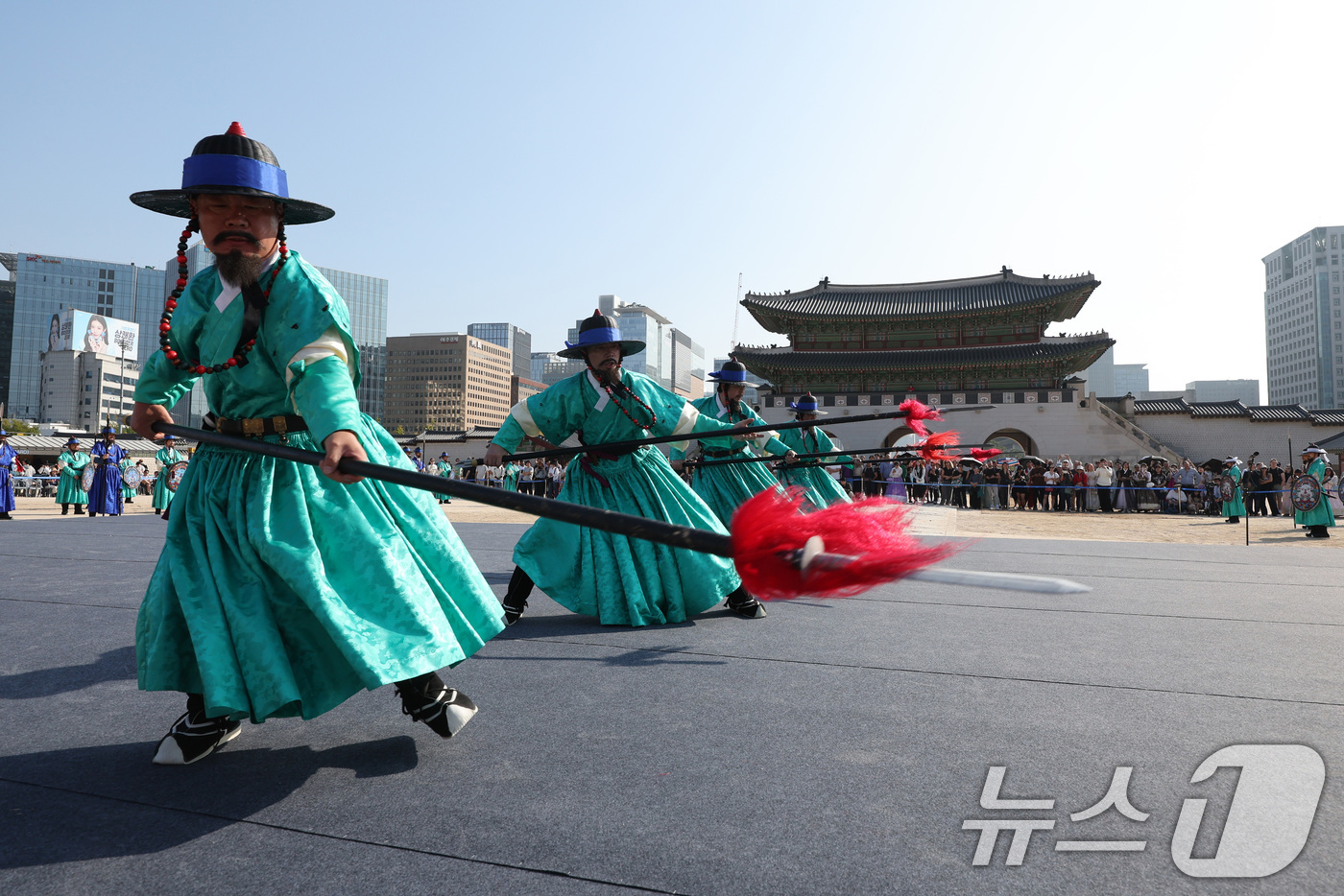 (서울=뉴스1) 신웅수 기자 = 17일 오후 서울 경복궁에서 궁궐 호위군 사열의식인 '첩종(疊鐘)'이 재현되고 있다.국가유산청 궁능유적본부와 한국문화재재단은 오는 18일부터 20일 …