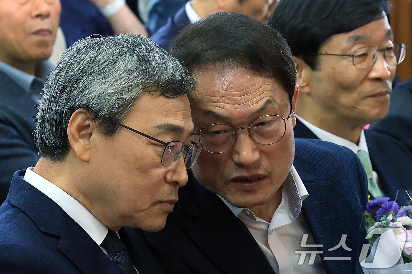 본문 이미지 - 정근식 신임 서울특별시교육감(왼쪽)이 17일 오후 서울 종로구 송월길 서울특별시교육청 강당에서 열린 취임식에서 조희연 전 교육감과 대화를 나누고 있다. 2024.10.17/뉴스1 ⓒ News1 박정호 기자